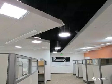 光導照明下的陽光辦公室